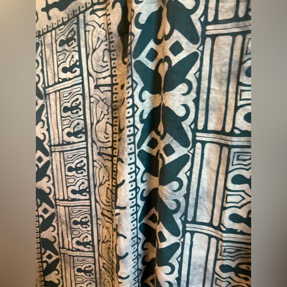 NWT: Beautiful Patterned Pashmina/Wrap by Cosmo’s - Picture 7 of 8